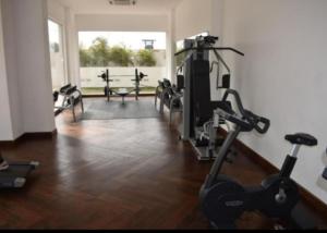 Chic 1BR Apt with Pool, High-speed Internet at The Gallery, 10 mins from Airport, 5mins from Major Restaurants and Malls的健身中心和/或健身设施