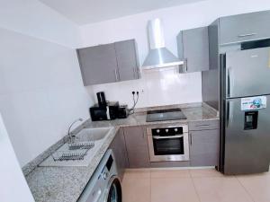 Chic 1BR Apt with Pool, High-speed Internet at The Gallery, 10 mins from Airport, 5mins from Major Restaurants and Malls的厨房或小厨房