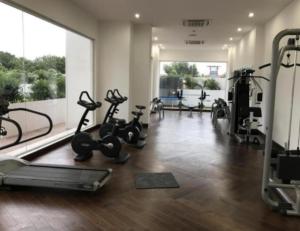 Chic 1BR Apt with Pool, High-speed Internet at The Gallery, 10 mins from Airport, 5mins from Major Restaurants and Malls的健身中心和/或健身设施