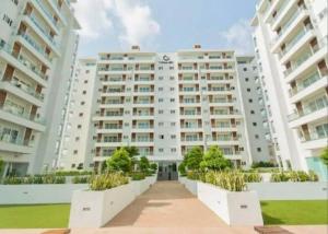 阿克拉Chic 1BR Apt with Pool, High-speed Internet at The Gallery, 10 mins from Airport, 5mins from Major Restaurants and Malls的一座白色的大建筑,两座大建筑
