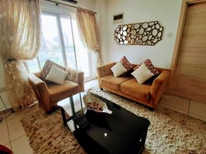 Chic 1BR Apt with Pool, High-speed Internet at The Gallery, 10 mins from Airport, 5mins from Major Restaurants and Malls的休息区