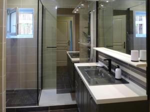 ein Badezimmer mit Waschbecken und Glasdusche in der Unterkunft holiday home, Le Porge in Le Porge + 11 Fotos