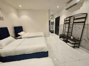 Rúm í herbergi á شقة بنظام فيلا مستقلة بالكورنيشapartment with villa system