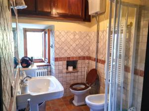 Ένα μπάνιο στο Apartment in Firenzuola near Lake Arezzo