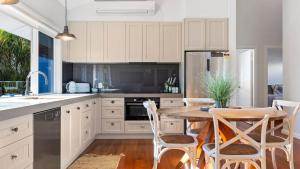 Η κουζίνα ή μικρή κουζίνα στο Sawtell Beach Shack 2 +10 φωτογραφίες