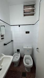 サンタ・ロサ・デ・カラムチタにあるLa casa de Renaのトイレと洗面台を備えた白いバスルーム