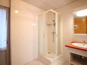 Kúpeľňa v ubytovaní Charmante maison 100m² au centre du Mont-Dore, patio, cour, garage, 6 pers, idéale pour famille - FR-1-415-134
