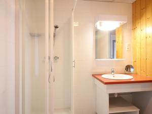 Kúpeľňa v ubytovaní Charmante maison 100m² au centre du Mont-Dore, patio, cour, garage, 6 pers, idéale pour famille - FR-1-415-134