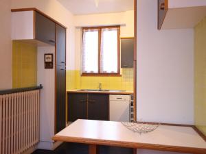 Kuchyňa alebo kuchynka v ubytovaní Charmante maison 100m² au centre du Mont-Dore, patio, cour, garage, 6 pers, idéale pour famille - FR-1-415-134