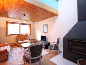 Posedenie v ubytovaní Charmante maison 100m² au centre du Mont-Dore, patio, cour, garage, 6 pers, idéale pour famille - FR-1-415-134