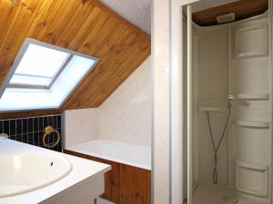 Kúpeľňa v ubytovaní Charmante maison 100m² au centre du Mont-Dore, patio, cour, garage, 6 pers, idéale pour famille - FR-1-415-134