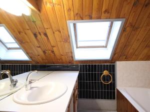 Kúpeľňa v ubytovaní Charmante maison 100m² au centre du Mont-Dore, patio, cour, garage, 6 pers, idéale pour famille - FR-1-415-134 + 21 fotografií