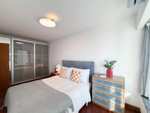 Een bed of bedden in een kamer bij Tyms 2BR Apt Near ITC Xujiahui Line1 11