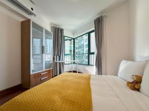 een slaapkamer met een groot bed met een teddybeer erop bij Tyms 2BR Apt Near ITC Xujiahui Line1 11 in Shanghai