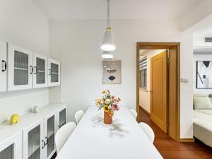 上海市にあるTyms 2BR Apt TianshanRD Near CESIS Line2のギャラリーの写真