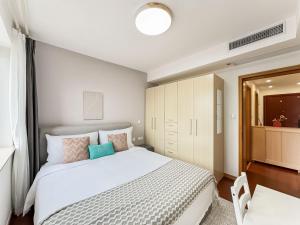 上海市にあるTyms 2BR Apt TianshanRD Near CESIS Line2のギャラリーの写真
