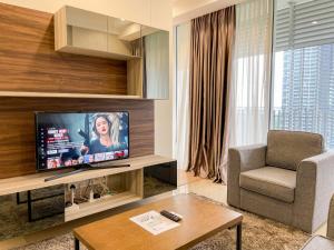 TV a/nebo společenská místnost v ubytování Encorp Marina Suites by Nest Home at Puteri Harbour