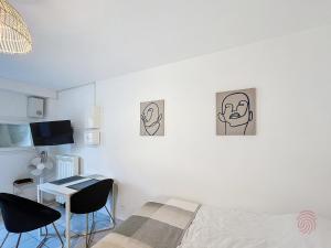 TV a/nebo společenská místnost v ubytování Studio cosy avec terrasse, proche thermes et centre-ville - Lamalou-les-Bains - FR-1-451-189