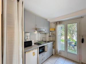 Kuchyň nebo kuchyňský kout v ubytování Studio cosy avec terrasse, proche thermes et centre-ville - Lamalou-les-Bains - FR-1-451-189 + 10 fotografií