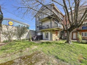 une cour vide devant un bâtiment dans l'établissement Appartement F1 avec Terrasse et Clim, à 650m des Thermes - Lamalou-les-Bains - FR-1-451-191, à Lamalou-les-Bains