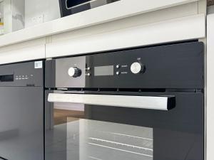 Kuchyň nebo kuchyňský kout v ubytování Tyms 2BR 2BA Apt Near MetroCity Line 1 9