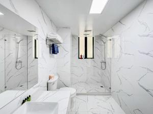 Koupelna v ubytování Tyms 2BR 2BA Apt Near MetroCity Line 1 9 + 37 fotografií
