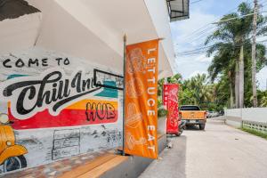 a building with a sign that says come to chili kill tacos at Chill Inn Hub in Lamai