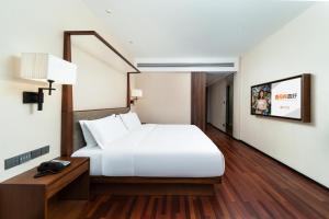 Voodi või voodid majutusasutuse SSAW Boutique Hotel Foshan Qiandeng Lake toas