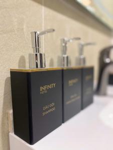 une rangée de trois lavabos dans une salle de bains avec dans l'établissement Infinity Hotel, à Thái Bình