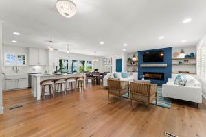 TV a/nebo společenská místnost v ubytování Lakefront Living + 60 fotografií