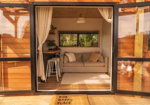 Χώρος καθιστικού στο Rangataua Kowhai Tiny Home