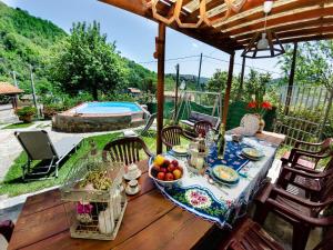 ein Tisch mit einer Obstschale darauf auf einer Terrasse in der Unterkunft Cottage in San Marcello with Pool and Charm in San Marcello Pistoiese