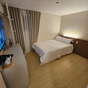 a hotel room with a bed and a desk at Parvus Sella Seongsu in Seoul