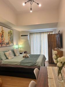 Posteľ alebo postele v izbe v ubytovaní Best Condo Studio 24th Floor The Loop Tower CDO Lucky 4