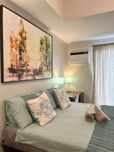 Posteľ alebo postele v izbe v ubytovaní Best Condo Studio 24th Floor The Loop Tower CDO Lucky 4