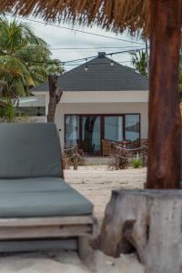 Fotografija u galeriji objekta Sunscape Villa - Beachfront and private pool u gradu Gili Air