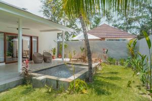 Vrt ispred objekta Sunscape Villa - Beachfront and private pool
