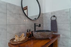 Kupatilo u objektu Sunscape Villa - Beachfront and private pool