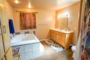 un baño con bañera y lavabo en Starzz Ranch Kanab UT Vacation Home Red Rock Views, en Kanab