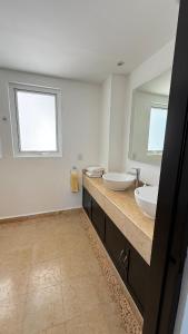 ein Badezimmer mit zwei Waschbecken und einem Spiegel in der Unterkunft Bello departamento con vistas al mar in Acapulco + 30 Fotos