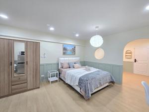Ban KohongにあるLisa house&home #near Lee Gardenのベッドルーム1室(ベッド1台付)、キャビネットが備わります。