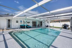 a large swimming pool with at DBD1014 in Port Charlotte