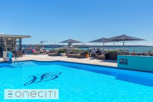 Bazén v ubytování Studio Escape with Pool, Gym & Free Parking in CBD nebo v jeho okolí