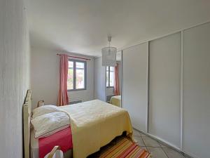 une chambre avec un lit et une fenêtre dans l'établissement Maison spacieuse climatisée, proche centre - FR-1-475-218, à Saintes-Maries-de-la-Mer