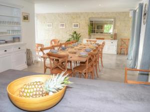 Kuchyň nebo kuchyňský kout v ubytování Gîte de charme en Touraine avec spa et jardin privé - FR-1-381-610