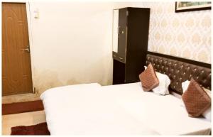 Letto o letti in una camera di A PREMIUM VARANASI HOTEL D - S - R E S I D E N C Y - fully Air Conditioned hotel at Prime Location - Hygiene & Spacious Room - with wifi Facilities - BEST HOTEL IN VARANASI
