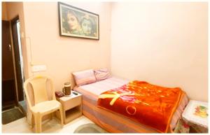 Letto o letti in una camera di A PREMIUM VARANASI HOTEL D - S - R E S I D E N C Y - fully Air Conditioned hotel at Prime Location - Hygiene & Spacious Room - with wifi Facilities - BEST HOTEL IN VARANASI
