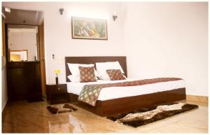 Letto o letti in una camera di A PREMIUM VARANASI HOTEL D - S - R E S I D E N C Y - fully Air Conditioned hotel at Prime Location - Hygiene & Spacious Room - with wifi Facilities - BEST HOTEL IN VARANASI