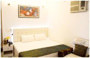 Letto o letti in una camera di A PREMIUM VARANASI HOTEL D - S - R E S I D E N C Y - fully Air Conditioned hotel at Prime Location - Hygiene & Spacious Room - with wifi Facilities - BEST HOTEL IN VARANASI