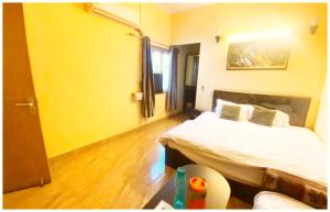 Letto o letti in una camera di A PREMIUM VARANASI HOTEL D - S - R E S I D E N C Y - fully Air Conditioned hotel at Prime Location - Hygiene & Spacious Room - with wifi Facilities - BEST HOTEL IN VARANASI